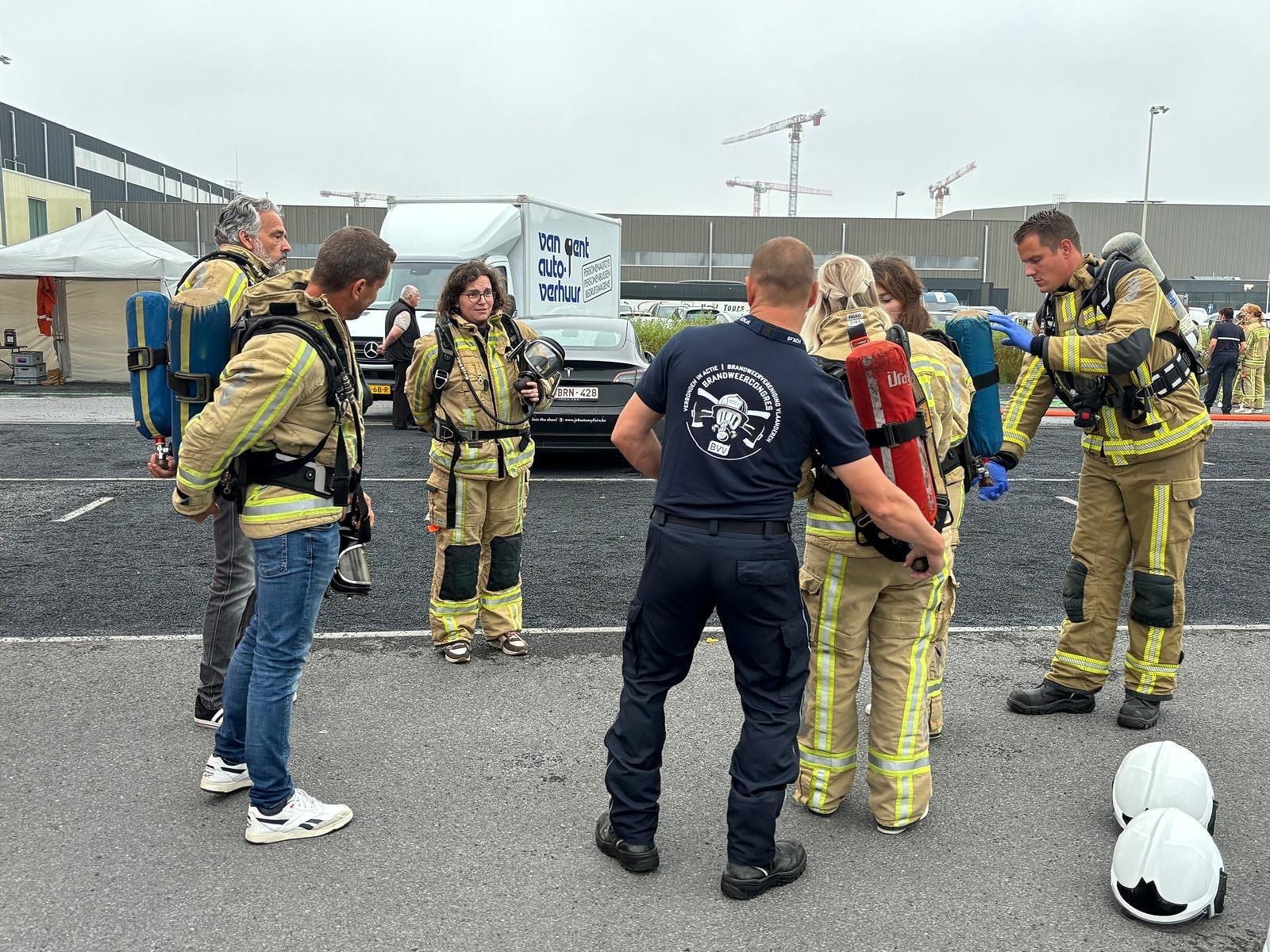 Deelnemers en instructeurs bij het brandweerbad op het congresterrein