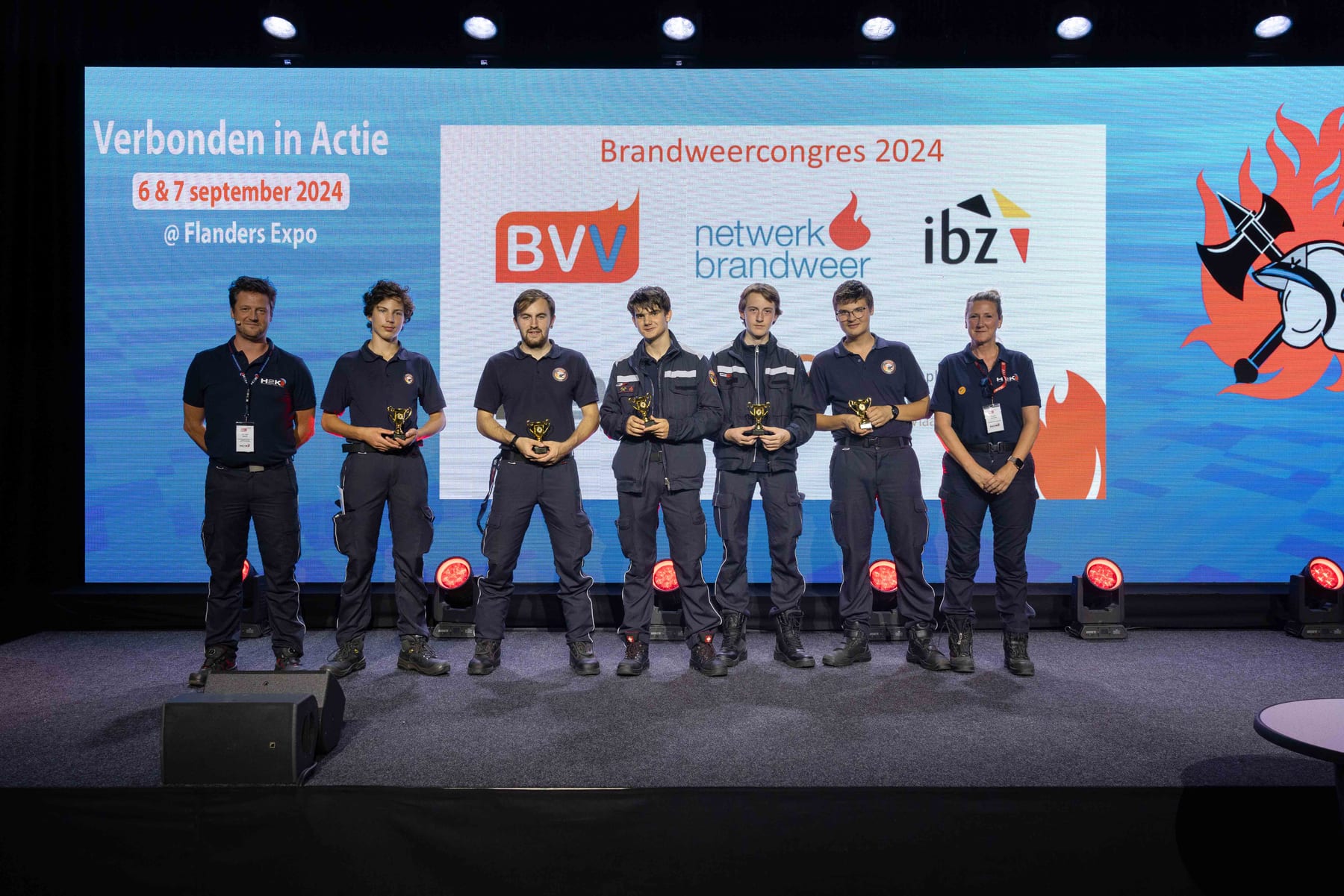 De jeugdbrandweerploeg op het podium bij de prijsuitreiking van het vorige Brandweercongres